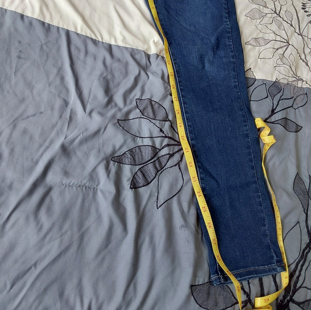 Levi's - Picture 2 of 4